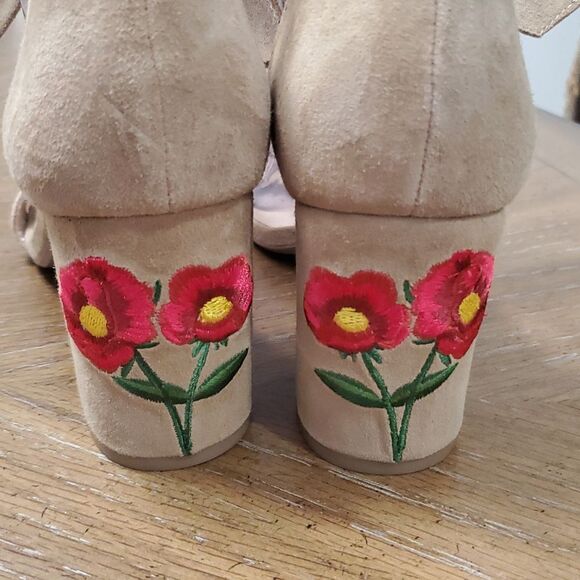 Alex & Alex(Saks Fifth Avenue)Suede Tan Stacked Heels with Embroidery , Size 10 - Picture 3 of 9